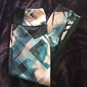 Geometric workout leggings! Lucy brand